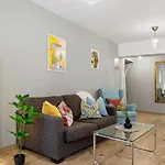 Living In Color - Chic With Balcony At Belvedere Residences 公寓
