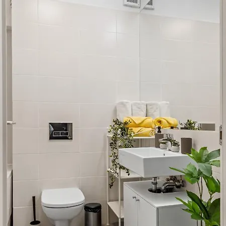 Living In Color - Chic With Balcony At Belvedere Residences דירה