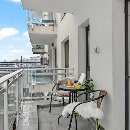 Living In Color - Chic With Balcony At Belvedere Residences דירה *