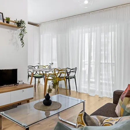 Living In Color - Chic With Balcony At Belvedere Residences דירה