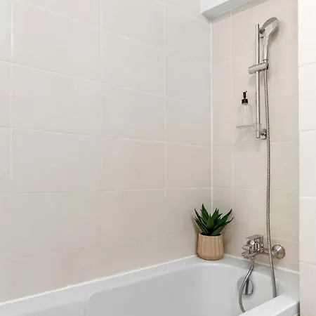 Living In Color - Chic With Balcony At Belvedere Residences בוקרשט