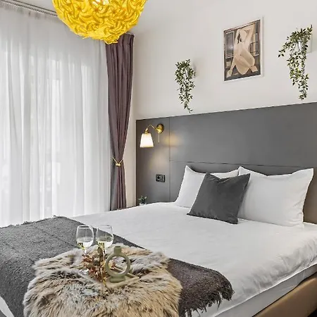 Daire Living In Color - Chic With Balcony At Belvedere Residences Bükreş