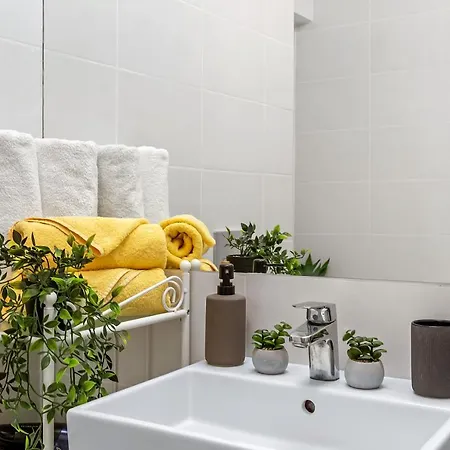 Living In Color - Chic With Balcony At Belvedere Residences דירה *