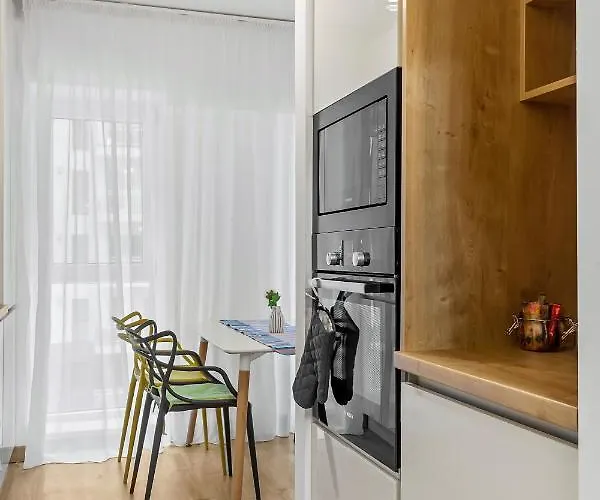 Living In Color - Chic With Balcony At Belvedere Residences Apartmán *