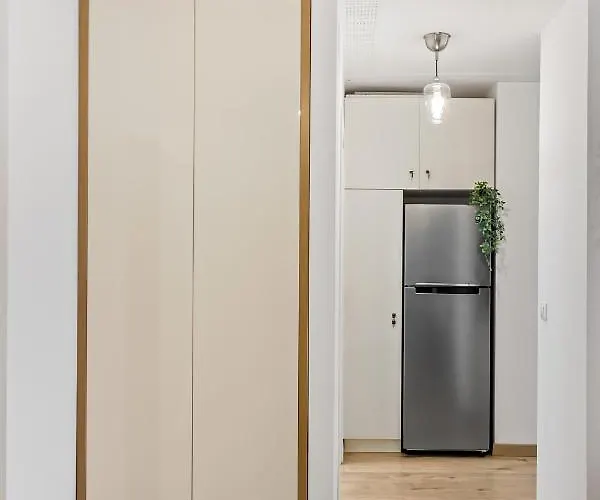 Апартаменти Living In Color - Chic With Balcony At Belvedere Residences Бухарест